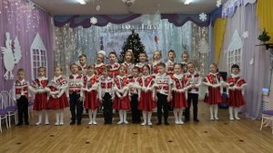 ПЕСНЯ "МАЛЕНЬКОЙ ЁЛОЧКЕ ХОЛОДНО ЗИМОЙ"