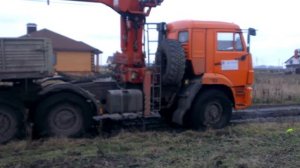 Камаз тягач + 20 т по грязи помогаем