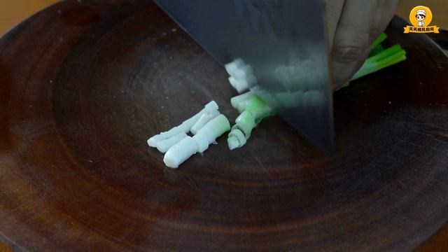 [Eng Sub] 雞腿⾁燜⼟⾖ ，超下飯的家常菜，好吃入味又簡單。Stir Fry Chicken and potatoes【天天相見廚房】#雞腿⾁燜⼟⾖  #雞腿⾁ #⼟⾖ смотреть онлайн