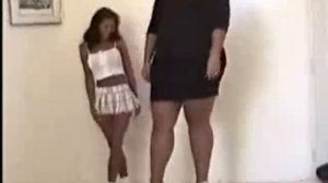 Большая женщина vs маленькая девушка