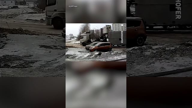 Водитель грузовика теряет плиты на ходу / РЕН Новости