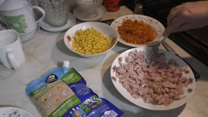 Салат "Оля - ля - ля". Салат с копчёной курицей и корейской морковью.