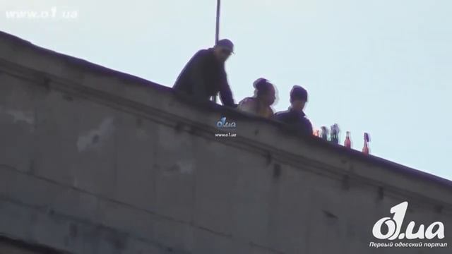 факт: Коктейли молотова летят с крыши Дома профсоюзов. Одесса, 2 мая 2014 г смотреть онлайн