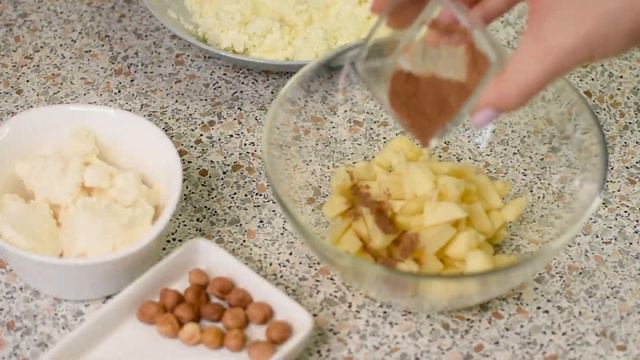 Сладкая пицца с творогом и яблоком. Пальчики оближешь!)
