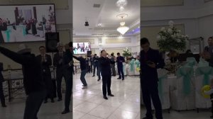 Азиз Батыров Турганбай Памиринин тоюнда ырдаганда зал ордунан турду!