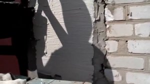 Нанес декоративную штукатурку короед на стены гаража своими руками