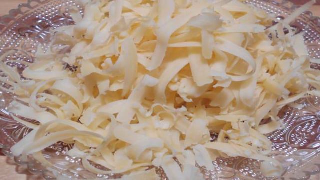 Пицца с моцареллой и салями