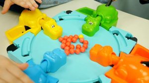 Весёлое видео для детей - ГОЛОДНЫЕ БЕГЕМОТИКИ - Играем с Даником в развивающие игры