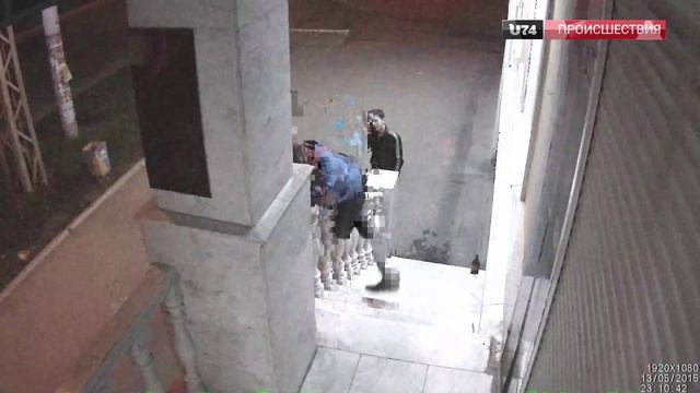 U74.RU Миасс: Хулиганы повредили мраморные марши у магазина по проспекту Автозаводцев смотреть онлайн