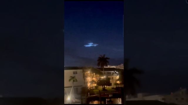 Голубое свечение, зафиксировано во Флориде, США 24.06.2023 смотреть онлайн