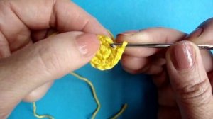 Как вязать ромашку крючком Урок 27 How to crochet camomile Part 1