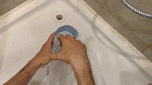 Как прочистить слив в душевой кабине