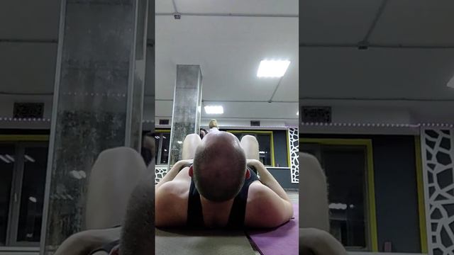 Ягодичный мост с отягощением в 2 гантели.  Фитнес.  Кегелинг. Подъемы таза лежа.  Лечебная ФК. ЛФК