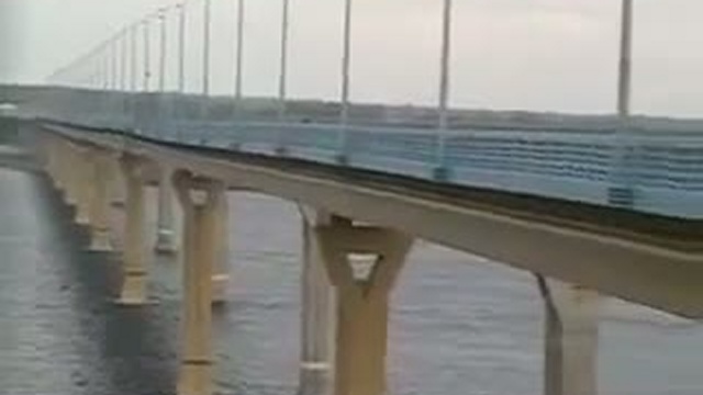 Мост в волгограде танцует видео. Волгоградский мост резонанс. Танцующий мост в Волгограде. Танцующий мост в Волгограде видео. Качающийся мост в Волгограде.