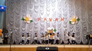 Дети танцуют красивый Казахский Танец с домбрами/ Танец к празднику Наурыз