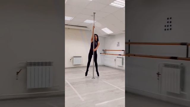 силовой экзот на пилоне в Pole-dance