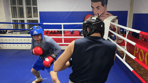 Легкий тренировочный спарринг / 15 лет против 20 лет / 1 разряд против КМС /