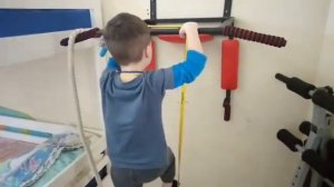 КАК НАУЧИТЬ РЕБЁНКА ПОДТЯГИВАТЬСЯ!??