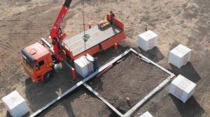 Разгрузка ГАЗОБЕТОНА манипулятором. Разгружаем поддоны с газоблоком, подготовка и начало кладки