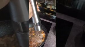 Свиные почки с овощами и картофельным пюре