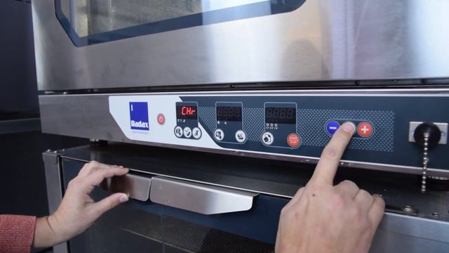 Автоматическая мойка пароконвектоматов RADAX смотреть онлайн