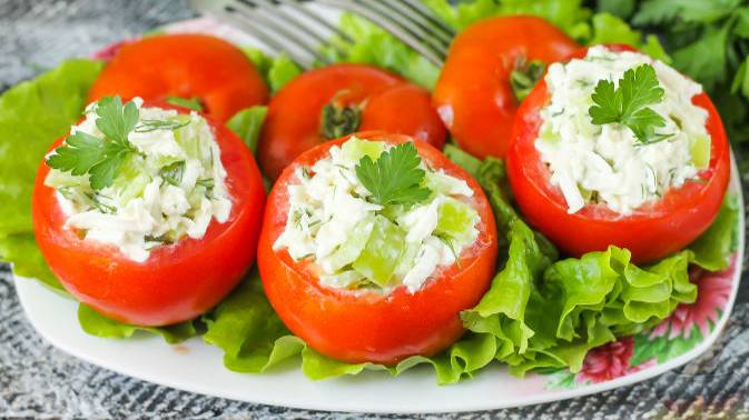 Быстрая холодная закуска.
ПОМИДОРЫ, ФАРШИРОВАННЫЕ БРЫНЗОЙ