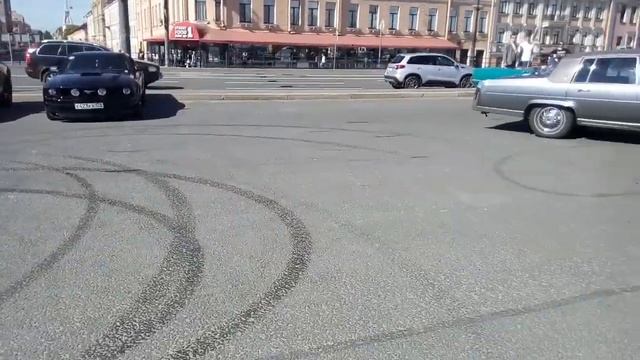 В субботу 18 мая на парковке у моста лейтенанта Шмидта, к 15:00 смотреть онлайн