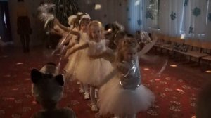 Танец Снежинок в детском саду на новогоднем утреннике. Софии-5 лет.
