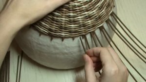 Круглая хлебница из бумажной лозы или газетных трубочек