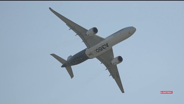 МС-21-300 и Airbus A350 на стоянке и в небе