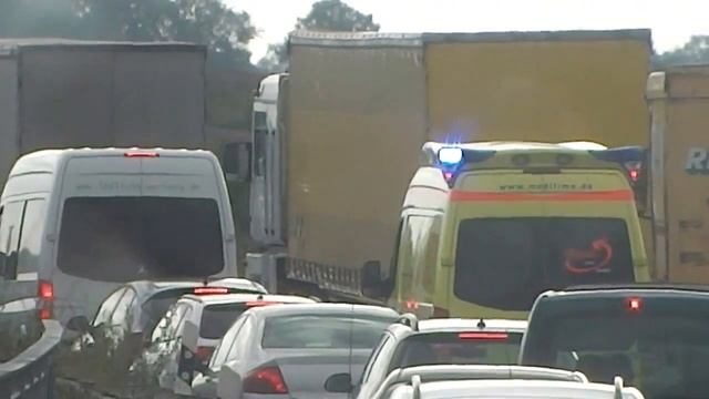 Как пропускают скорую в Европе смотреть онлайн