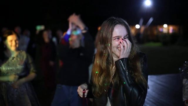 НОВАЯ ТРАДИЦИЯ БРОСАНИЯ СВАДЕБНОГО БУКЕТА смотреть онлайн