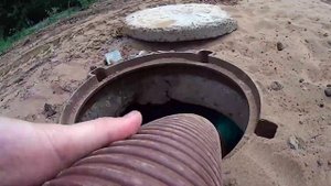 Маз 5340 илосос. Качаем проливаем водой траншею.