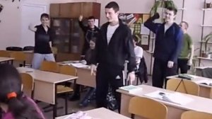Пацаны танцуют хардбас на уроке)))))