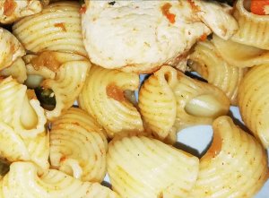 Макароны с куриным филе и смесью овощей.