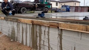 Заливаем бетонную плиту с виброрейкой