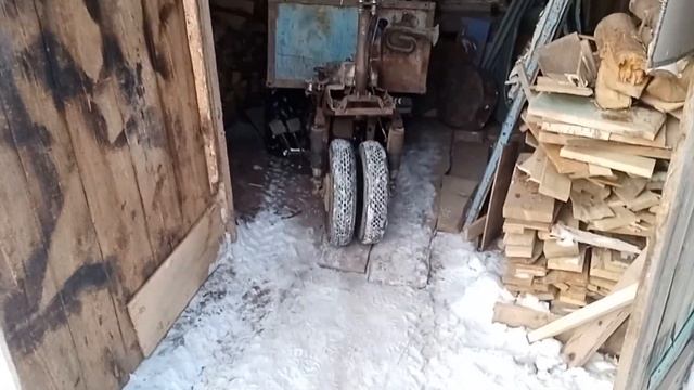 Перевозка дров на самодельной самоходной тележке зимой в горку. смотреть онлайн