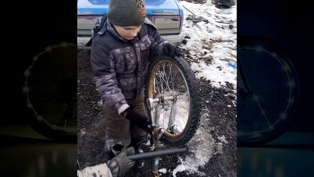 Винтик и шпунтик ремонтируют велосипед. Ремонт велосипеда. Замена колес на велосипеде. смотреть онлайн