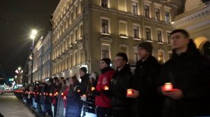 На Невском проспекте ночью люди выстроились в живую цепь с лампадами в руках