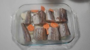 Вкусный и сочный минтай в духовке с овощами.