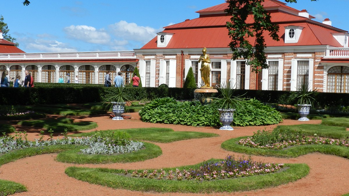 Банный корпус в Петергофе - музей  дворца Монплезир  в Нижнем парке .