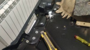 ремонт крепления тросика , открытия двери водительской. На Volkswagen multivan t5