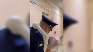 Неожиданно вернулся к маме из армии!