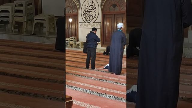 sholat sunnah 2 rakaat  tahiyatul masjid  di masjid Ulucami Bursa Turkiye. 26September 2022