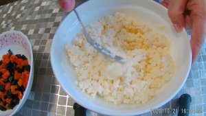 тертый пирог с творогом и сухофруктами