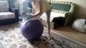 Занятие с грудничком на мяче- фитбол.