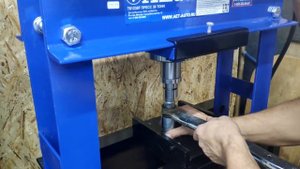 Пресс AE&T Т61230F с ножной педалью, 30 т.