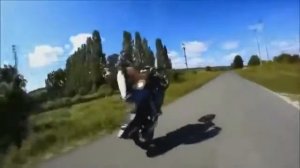 Красивая девушка на мото делает трюки