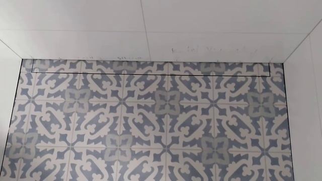 Интересная испанская плитка . Душ со скрытым сливом смотреть онлайн