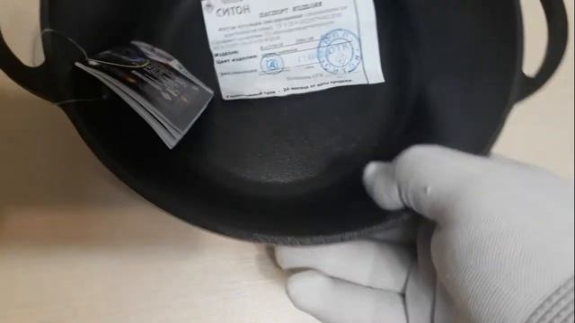 Чугунная эмалированная кастрюля фирмы " SYTON". The cast-iron enameled saucepan of "SYTON" firm. смотреть онлайн